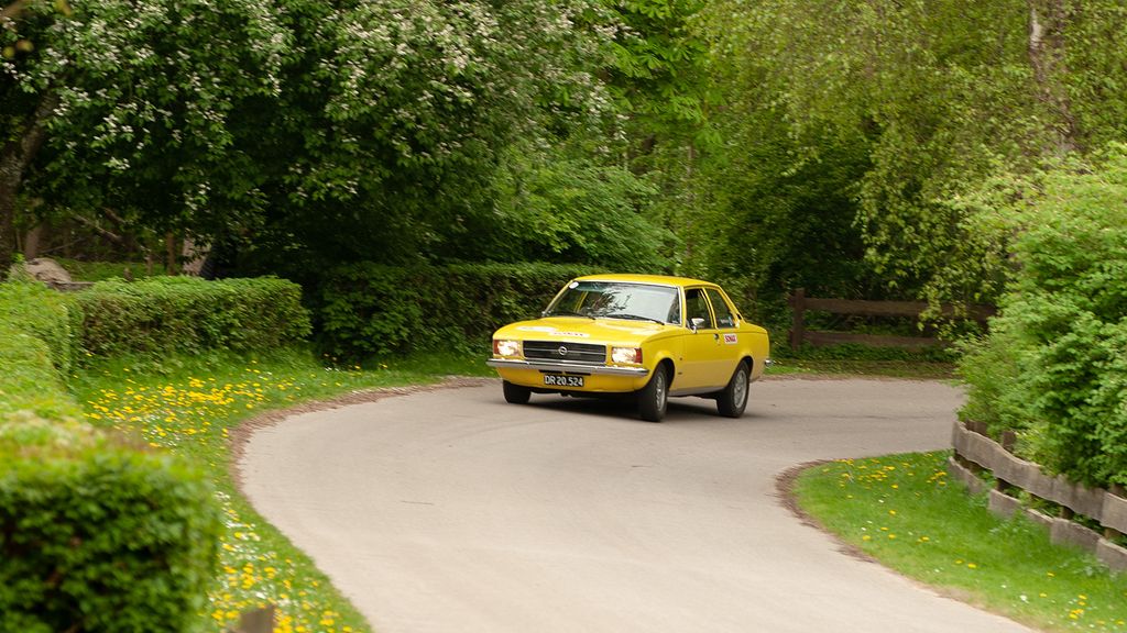 Den gule Opel Rekord med Karsten og Teddy Simonsen fra Varde, passede godt ind i forårsfarverne. Den kunne køre hjem til Varde med en 1. plads i Sport-klassen.
(Foto: rallypics.dk - Viggo Johansen)